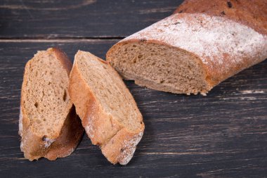 Ahşap arka plan üzerinde taze dilim ekmek.