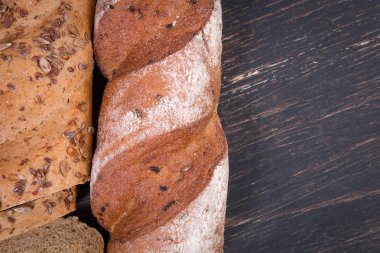 Ahşap arka plan üzerinde taze ekmek. Kopya alanı ile üstten görünüm
