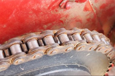 Zincir sürücü. Rusty zincir sürücü sprocket operasyonda sürüş