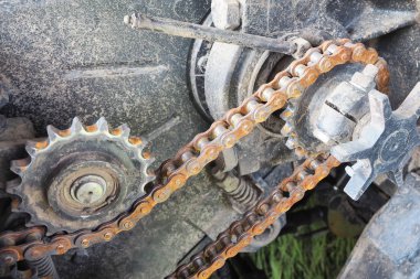 Zincir sürücü. Rusty zincir sürücü sprocket operasyonda sürüş