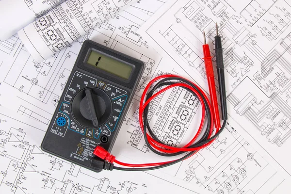 elektrik mühendisliği çizimleri ve dijital multimetre.