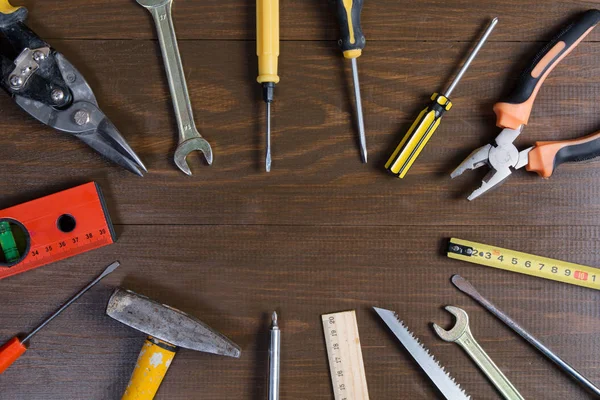 De hulpmiddelen van de bouw van oude hand op een houten ondergrond — Stockfoto