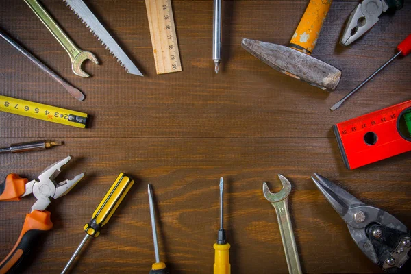 Vecchi utensili da costruzione a mano su una superficie di legno — Foto Stock