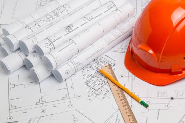 Kağıt mimari çizimler, blueprint ve kask. Blueprint mühendislik