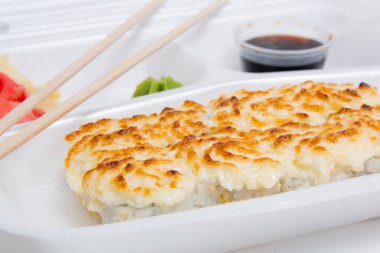 Japon yemekleri. Beyaz arka plan üzerine ayarlanmış suşi ruloları