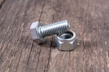 ahşap arka plan üzerinde cıvata ve somun