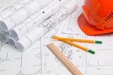Kağıt mimari çizimler, plan, kalem, cetvel ve kask. Mühendislik planı