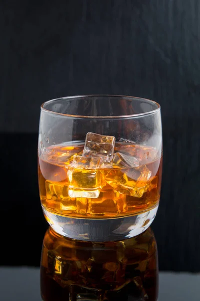 Stark alkoholische Getränke. Whisky mit Eis — Stockfoto