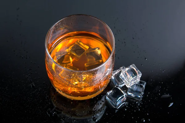 Stark alkoholische Getränke. Whisky mit Eis — Stockfoto