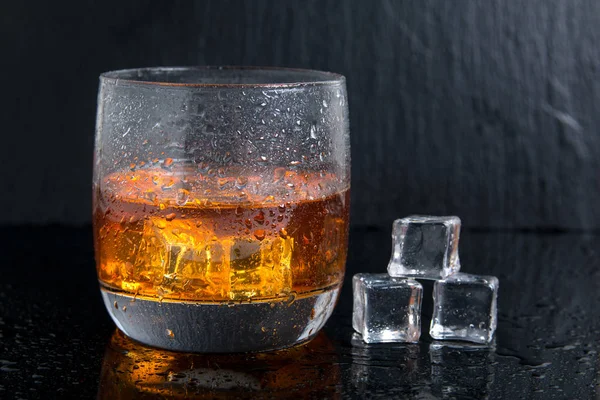 Stark alkoholische Getränke. Whisky mit Eis — Stockfoto