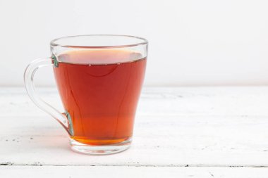 beyaz masada çay ile cam fincan