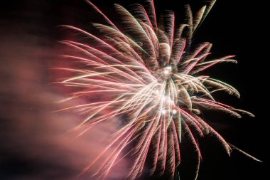Gece gökyüzünde havai fişekler