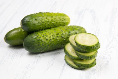 beyaz masada çiğ yeşil salatalık