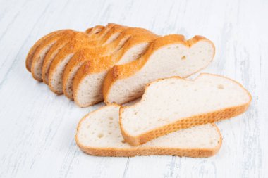 beyaz masada dilimlenmiş buğday ekmeği