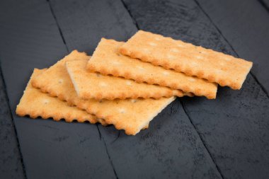 koyu ahşap arka plan üzerinde kraker