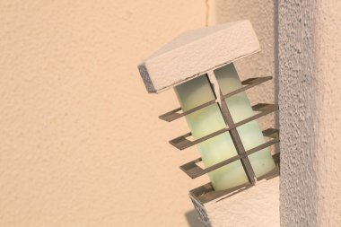 Bir taş duvarda modern aydınlatma fener