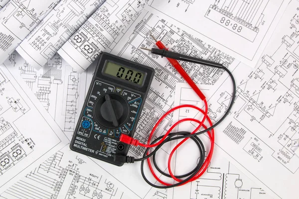 Desenhos de engenharia elétrica e multímetro digital — Fotografia de Stock