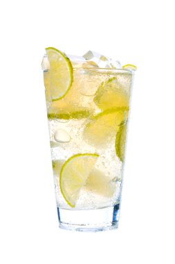 Buz ve Kireç kokteyli beyaz arka planda izole