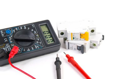 Elektrik modüler devre kesici ve dijital multimetre. Elektrik ağ koruması ve anahtarlama.