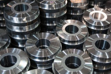 Torna makinesinde üretilen metal çelik parçalar
