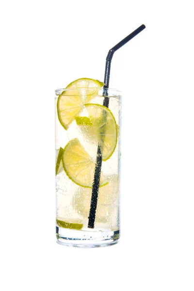 Ijs en limoen cocktail geïsoleerd op witte achtergrond — Stockfoto