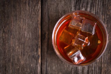 Buzlu viski. Üstten görünüm vith kopya alanı