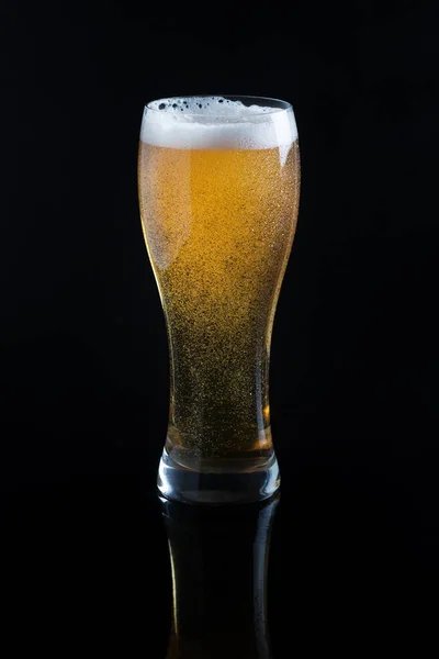 Набросок пива в стекле на черном фоне — стоковое фото