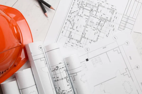 Mimari plan. Mühendislik evi çizimleri, kask, kalem ve planları.