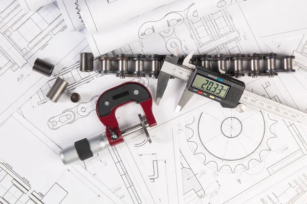 Cadena de rodillos de accionamiento, pinza y micrómetro en dibujos de ingeniería — Foto de Stock