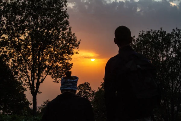  bir erkek ve bir kadın gün batımını izlemek
