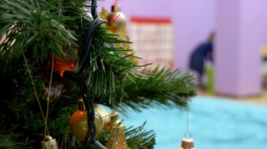 Anaokulunda şenlikli bir dekorile Noel ağacı