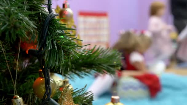 Árbol de Navidad con una decoración festiva en el jardín de infantes — Vídeos de Stock