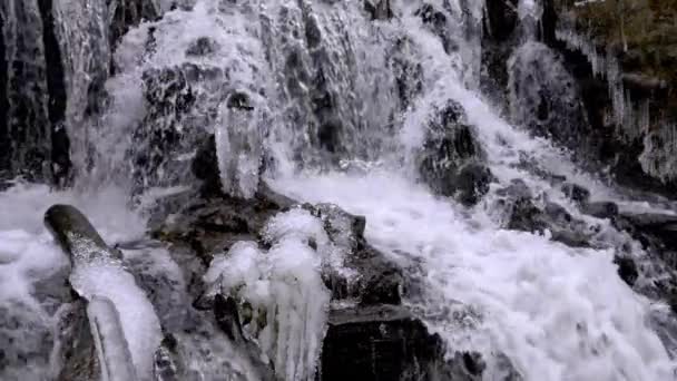 chute d'eau en hiver 