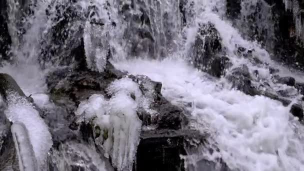chute d'eau en hiver 