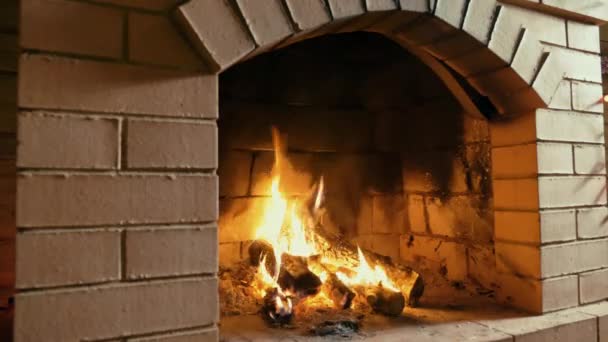 Foyer en brique rouge avec feu brûlant 