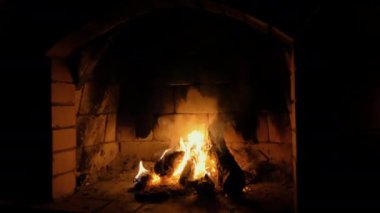 Yanan ateş ile Kırmızı tuğla şömine