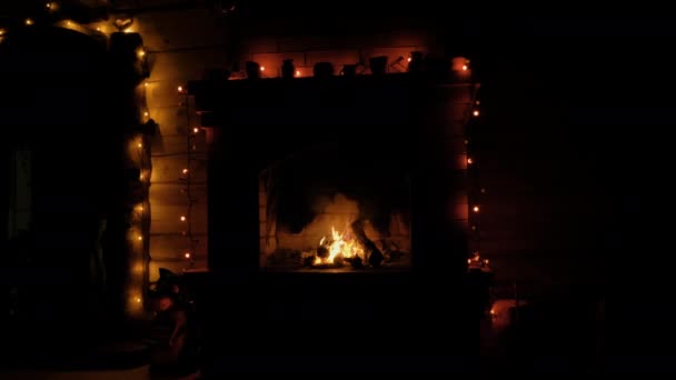 Foyer en brique rouge avec feu brûlant — Video