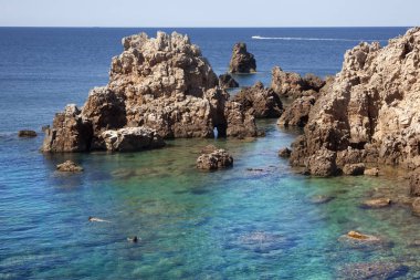 Menorca, İspanya-Ağustos 28, 2015: Gösterim gizli koyları yaz menorca Island üzerinde