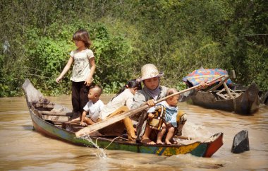 Chong Kneas, Kamboçya-Ağustos 6, 2009: bir köyde Siem Reap, ev işi yapan insanlar yakın yüzen