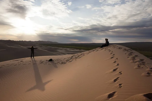 Gobi Desert Mongolia August 2010 Waiting Sunset Top Dune Gobi — Stock Photo, Image