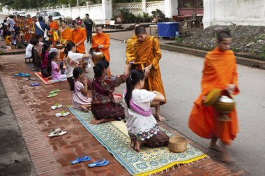 Taş stupa da Royal Palace of Bangkokluang Prabang, Laos-Temmuz 22, 2009. Her gün sabah çok erken rahipler yüzlerce yalvarmaya sokaklarda yürüyorum.