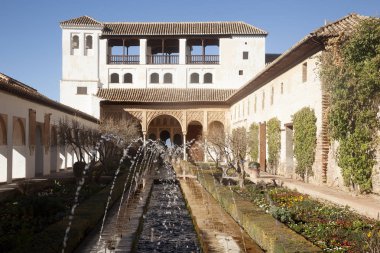 Granada, İspanya-17 Ocak 2017: Birçok turist Granada 'daki La Alhambra' yı ziyaret eder. Dünyanın en önemli anıtlarından biri.