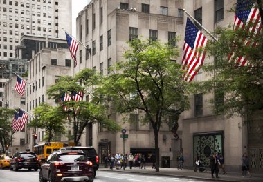 Manhattan, ABD-Haziran 6, 2017: Amerikan bayrakları Manhattan'ın önemli bir sokakta. New York