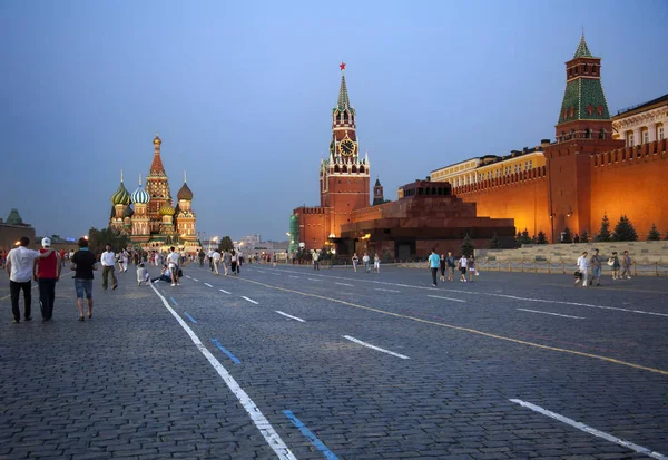Moscou Rússia Julho 2010 Dezenas Viajantes Passear Pela Praça Vermelha — Fotografia de Stock