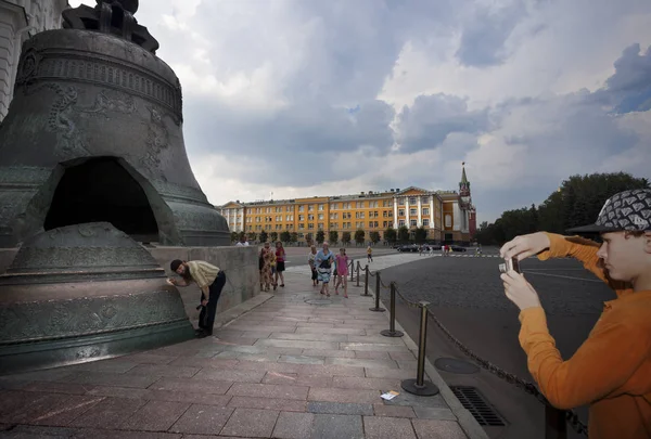 Moscow Russia July 2010 Tourists Visiting Kremlin Giant Bell Front — Stock Photo, Image