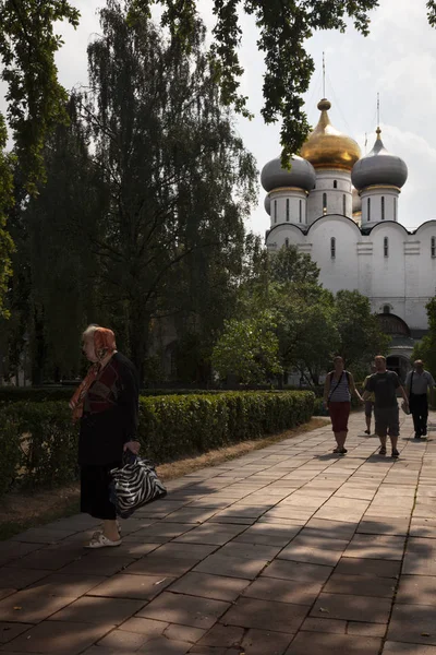 Moscou Rússia Julho 2010 Manhã Cedo Paroquianos Vão Mosteiro Novodevichy — Fotografia de Stock