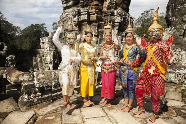 Некоторые Танцоры Традиционных Костюмах Готовятся Выйти Сцену Станцевать Ангкор Ват — стоковое фото