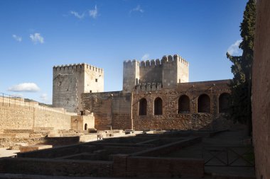 Granada, İspanya-17 Ocak 2017: Birçok turist Granada 'daki La Alhambra' yı ziyaret eder. Dünyanın en önemli anıtlarından biri.