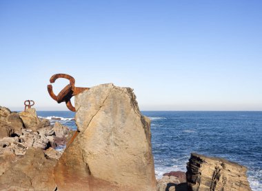 Donosti, İspanya-22 Aralık 2014: güneşli günlerde, la Chillida'nın heykelleri görebilirsiniz Concha beach sonunda