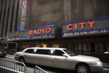 Manhattan, ABD-Haziran 6, 2017: A limuzin geçer belediye binasının arka tarafında